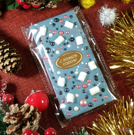 Плитка "Новый год" Белый шоколад с голубой спирулиной, декор из маршмеллоу и воздушного риса 100гр - фото 71406