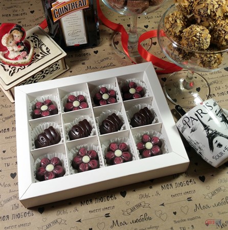 Набор шоколадных конфет "История большой любви" 12шт - фото 71475